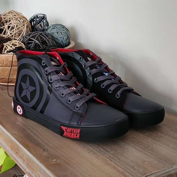 ๐ Captain America High-Top Sneakers โ Size 8.5 Marvel Avengers โ New with Tags - Picture 1 of 12